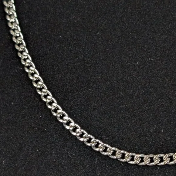 V. Dainty Textured Cuban Chain - Picture 2 of 5